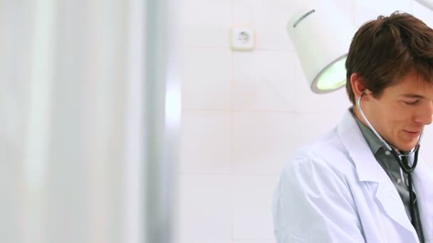 Manliga läkare auscultating i lungan av en patient — Stockvideo