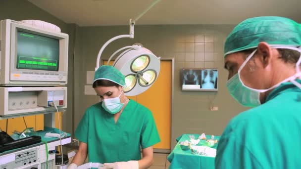 Вид анестезиолога, держащего маску при взгляде на пациента — стоковое видео