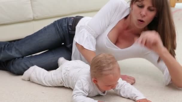Mulher deitada com um bebê — Vídeo de Stock