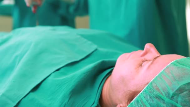 Cerrahlar bilinçsiz bir bayan hasta üzerinde çalışan takım — Stok video