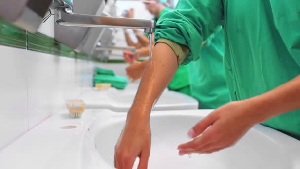 Персонал больницы чистит руки — стоковое видео