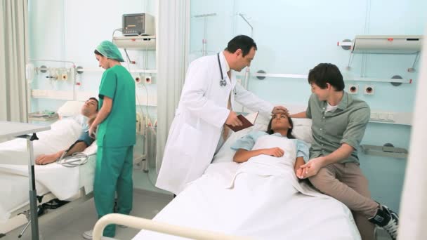 Ostetrica parlando con un paziente e suo marito sdraiato in un letto — Video Stock