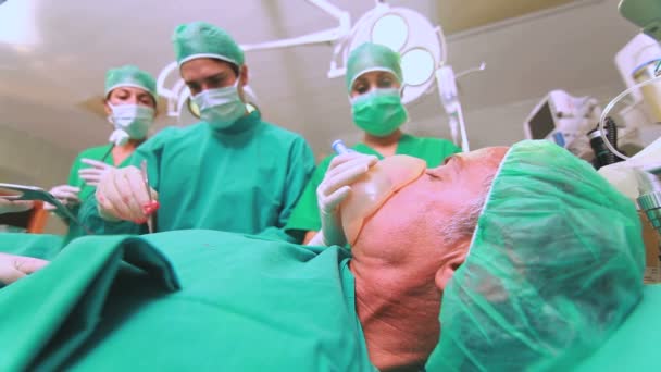 Equipe cirúrgica realizando — Vídeo de Stock