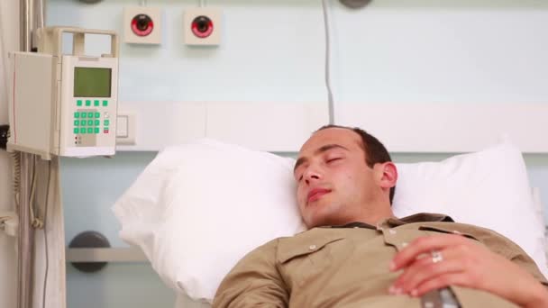 Переливание пациента с закрытыми глазами — стоковое видео