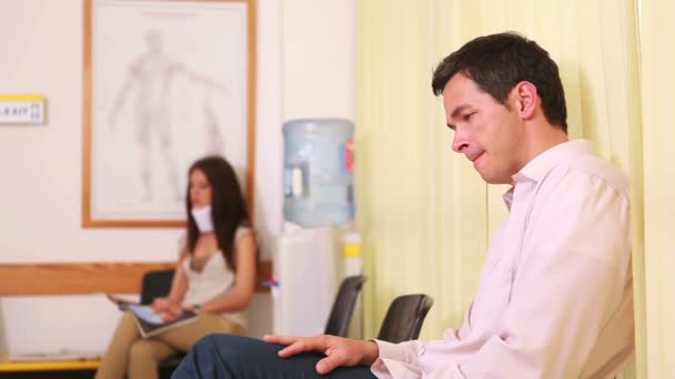 Paciente esperando en la sala de espera — Vídeos de Stock