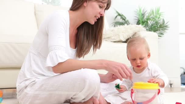 Bambino che mette un dado verde nel secchio — Video Stock