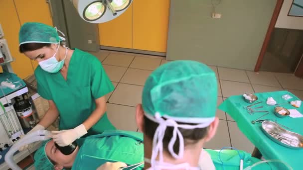 Kirurgiska team bedriver en patient — Stockvideo