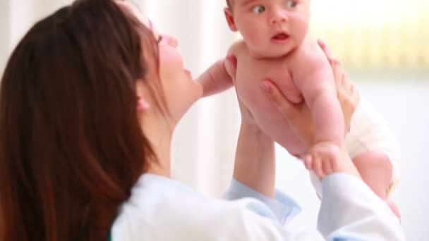 Madre feliz sosteniendo un bebé recién nacido — Vídeo de stock