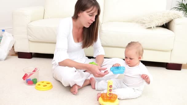 Donna e un bambino che giocano con un giocattolo — Video Stock