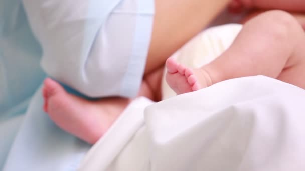 Madre amamantando a un bebé — Vídeo de stock