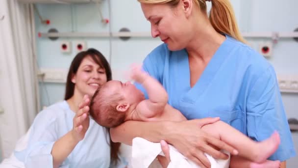 Nurse holding a new born baby — Stock Video