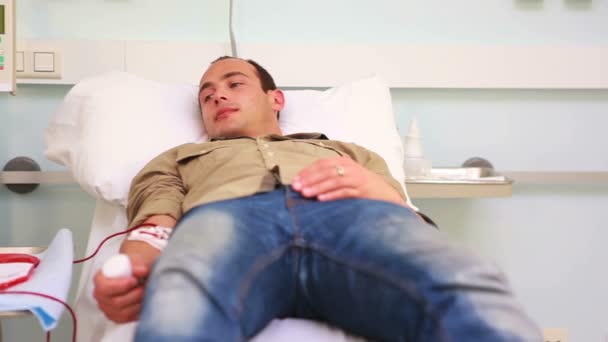 Transfuzji pacjent patrząc pacjenta obok niego — Wideo stockowe