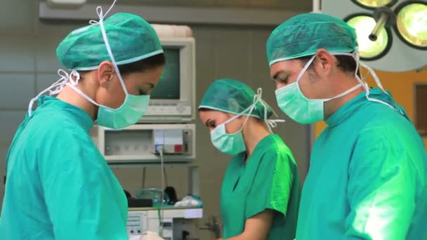 Surgical team operating — Stock Video