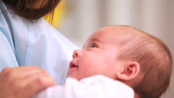 Mère tenant un bébé pendant qu'il ouvre la bouche — Video