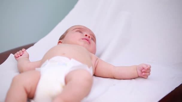 Arts doet een injectie op een baby — Stockvideo