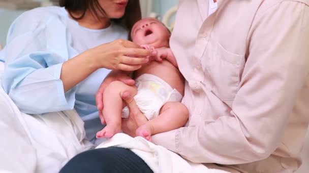 Casal feliz com um bebê recém-nascido — Vídeo de Stock