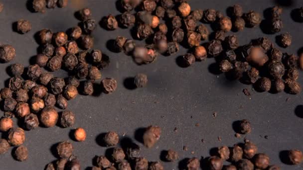 Peppercorns cayendo en cámara súper lenta — Vídeos de Stock