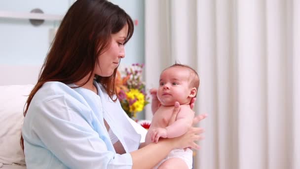 Sonriente madre sosteniendo a un bebé — Vídeos de Stock