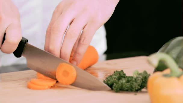 Mulher cortando uma cenoura em lascas em câmera lenta — Vídeo de Stock