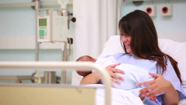 Egy újszülött csecsemő boldog anya — Stock videók