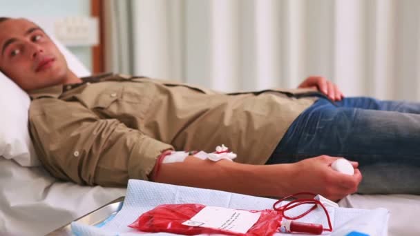 Transfusionspatienten hören zu — Stockvideo