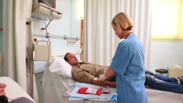 Медсестра рядом с донором — стоковое видео
