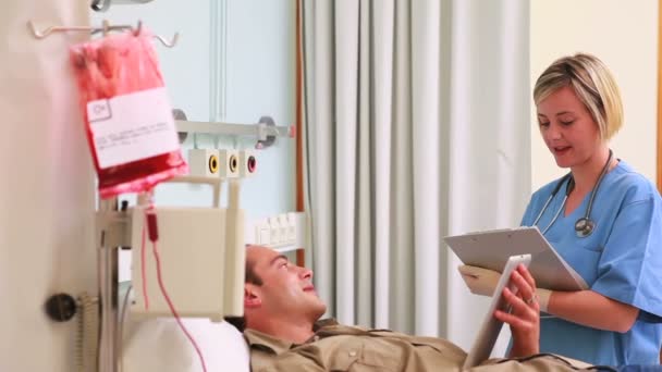 Transfuzi pacientovi při pohledu na zdravotní sestra — Stock video