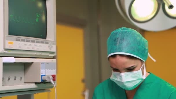 Paciente deitado em uma cama enquanto faz uma cirurgia — Vídeo de Stock