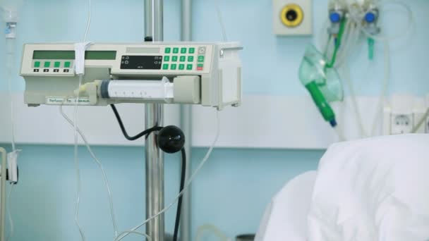 Пациент лежит на больничных койках — стоковое видео