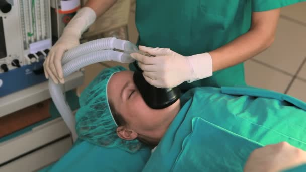 Infirmière regardant le tube d'oxygène — Video