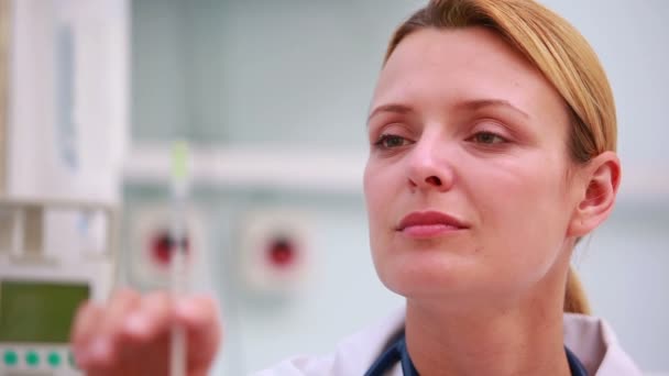 Dokter die een spuit in haar hand houdt — Stockvideo