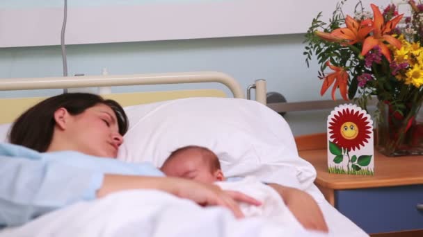 Felice padre guardando sua moglie e un neonato che dorme — Video Stock