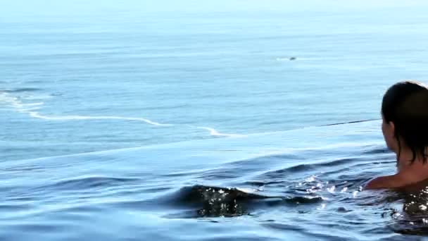 Жінка дивиться на море — стокове відео