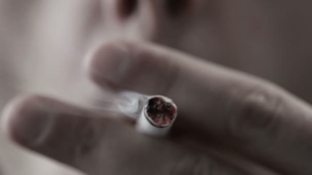 Человек, закуривающий сигарету — стоковое видео