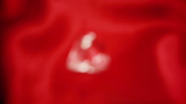 在红色丝绸上钻石 — 图库视频影像