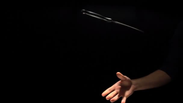 Hand throwing and catching a knife — Stock Video