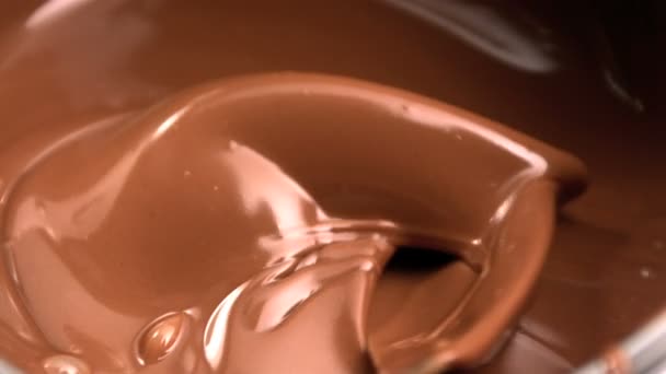 Gesmolten chocolade mengen — Stockvideo