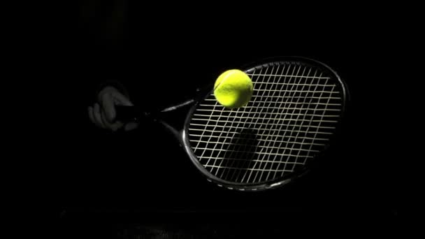 Alguien golpeando pelota de tenis con raqueta — Vídeo de stock