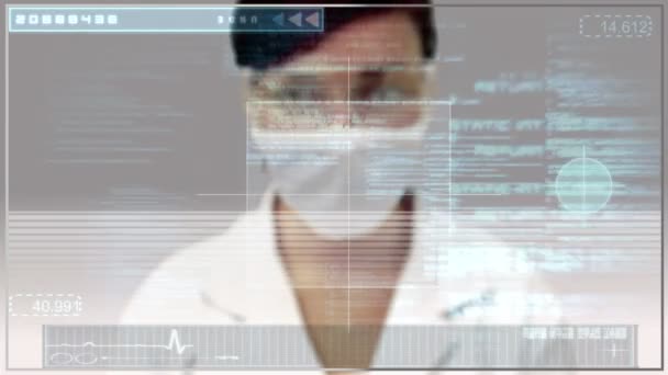 Сотрудник лаборатории прокручивает медицинский цифровой интерфейс — стоковое видео