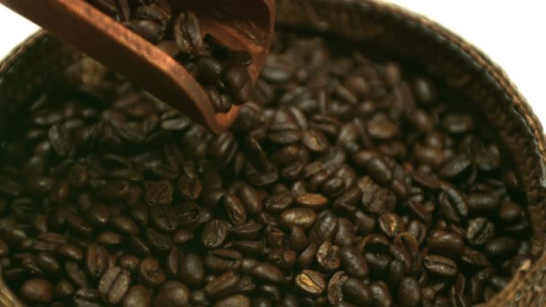 Grains de café versant de cuillère en bois au panier — Video