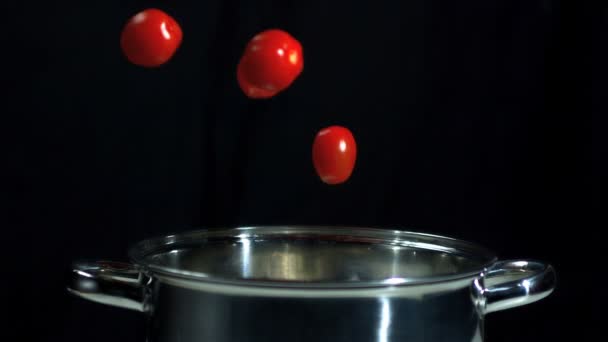 Tomates caindo em panela — Vídeo de Stock
