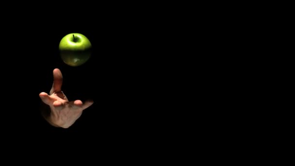 手在空中投掷一个绿色苹果 — 图库视频影像