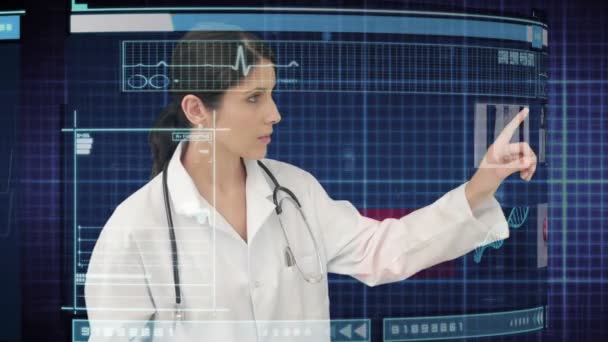 Holografik tıbbi arabirimini kullanarak doktor — Stok video