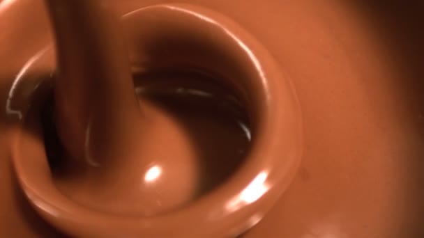 Gesmolten chocolade gieten — Stockvideo