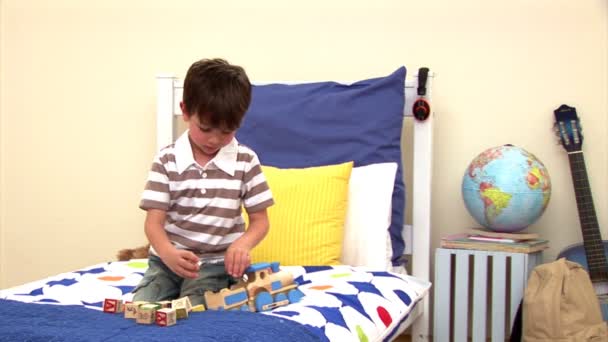 Animation eines kleinen Jungen, der allein spielt — Stockvideo