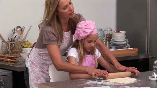 Hermosa mujer preparando una comida con su hija — Vídeos de Stock