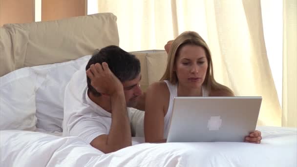 Cute couple surfing on the internet — Stock Video