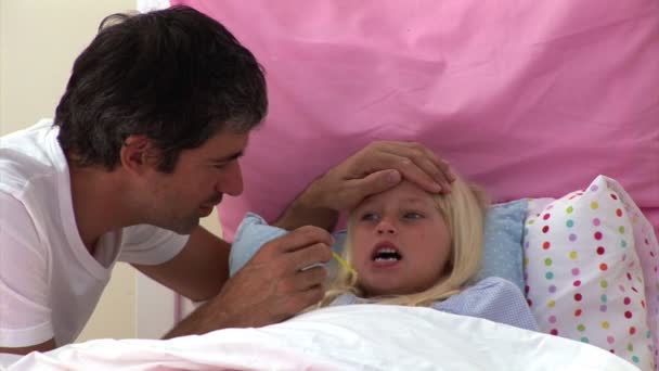 Bonito pai cuidando de sua filha — Vídeo de Stock