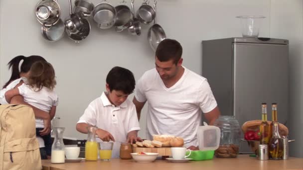 Animación de una familia preparando el desayuno — Vídeos de Stock