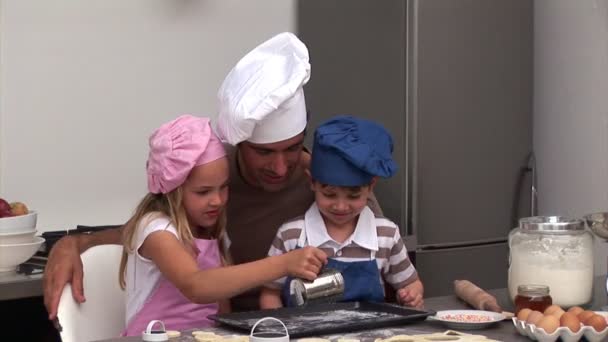 Atraente pai preparando uma refeição com seus filhos — Vídeo de Stock